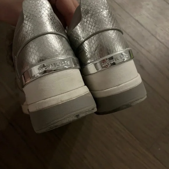 Sneakers - Picture 4 of 4